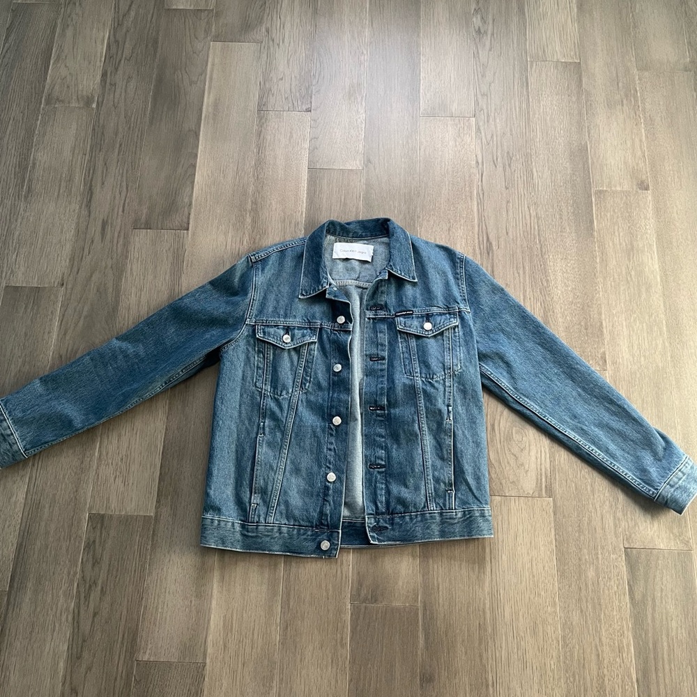 Mens Calvin Klein denim trucker jacket. Size medium.